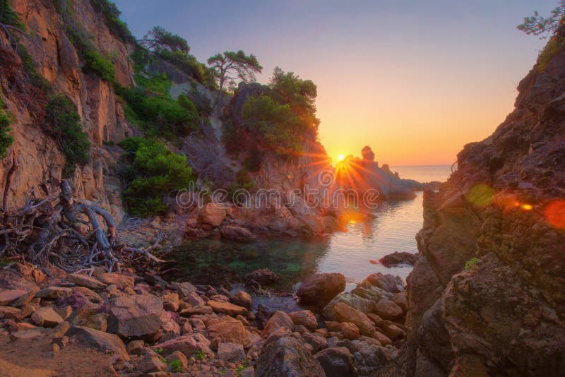 Φυσικό τοπίο θάλασσας στην ανατολή Όμορφο seascape με τους βράχους και τους απότομους βράχους στον ήλιο στοκ φωτογραφία με δικαίωμα ελεύθερης χρήσης