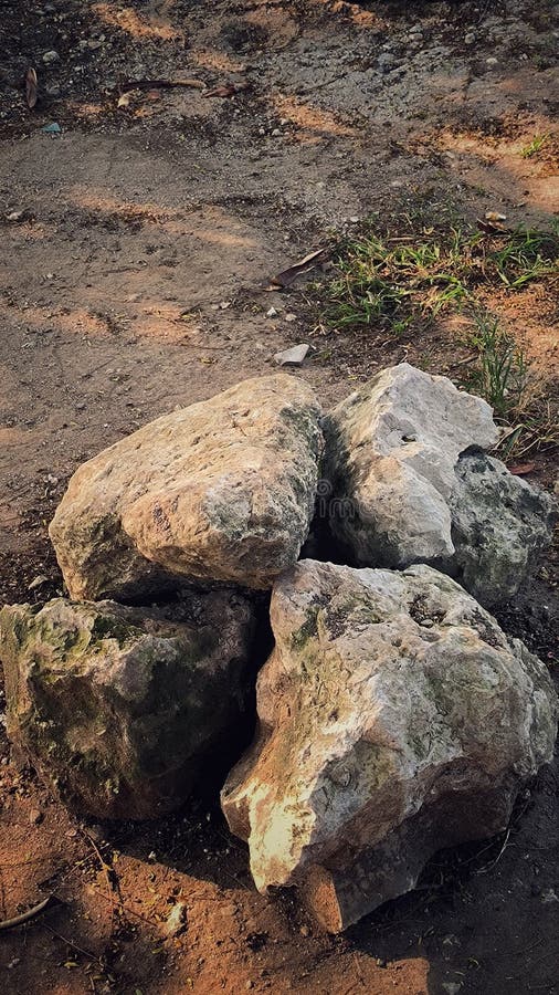φυσικός λίθος σε κατακόρυφη βολή ιδανικός για φόντο στοκ εικόνα με δικαίωμα ελεύθερης χρήσης
