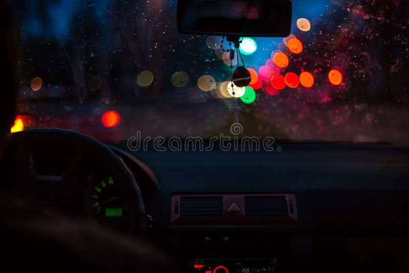 Φω'τα Bokeh από την κυκλοφορία την υγρή ημέρα Βρέχοντας έννοια οδήγησης αυτοκινήτων θύελλας νύχτας στοκ φωτογραφίες Φω'τα Bokeh από την κυκλοφορία την υγρή ημέρα Βρέχοντας έννοια οδήγησης αυτοκινήτων θύελλας νύχτας στοκ φωτογραφίες