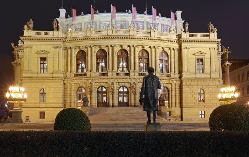 Φω'τα της νύχτας στην Πράγα Έλξη ορόσημων: Rudolfinum - Δημοκρατία της Τσεχίας στοκ εικόνες Φω'τα της νύχτας στην Πράγα Έλξη ορόσημων: Rudolfinum - Δημοκρατία της Τσεχίας στοκ εικόνες