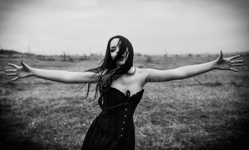 Φωνάζοντας λυπημένο κορίτσι goth στο φθινοπωρινό τομέα μαύρο λευκό στοκ φωτογραφίες Φωνάζοντας λυπημένο κορίτσι goth στο φθινοπωρινό τομέα μαύρο λευκό στοκ φωτογραφίες