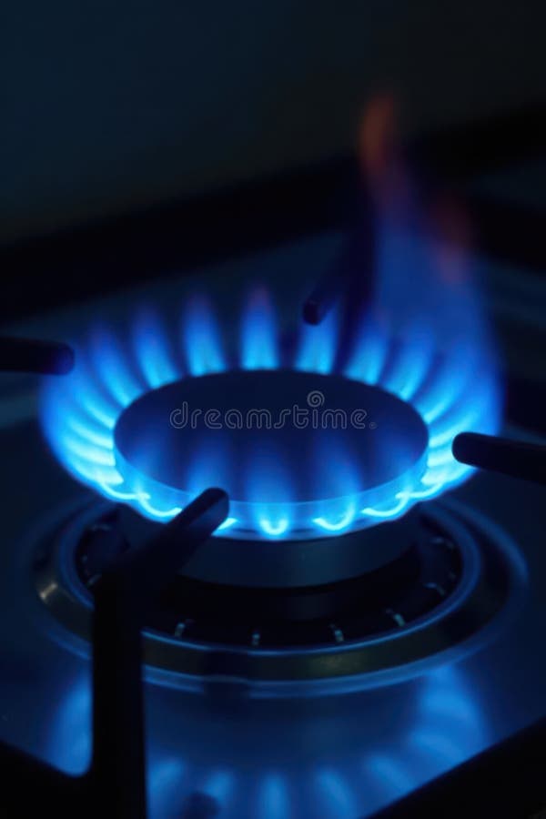 Φωτεινή μπλε φλόγα στην κορυφή της στοίβας αερίων, που πλησιάζει την πυρκαγιά ελεύθερη απεικόνιση δικαιώματος