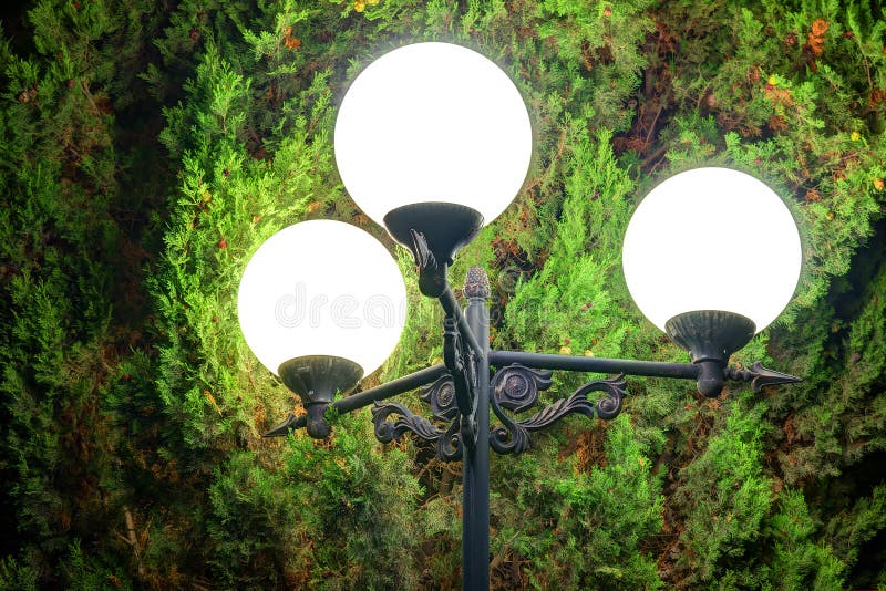 Φωτεινοί φωτεινός σηματοδότης και βελόνες τη νύχτα στοκ εικόνες με δικαίωμα ελεύθερης χρήσης Φωτεινοί φωτεινός σηματοδότης και βελόνες τη νύχτα στοκ εικόνες με δικαίωμα ελεύθερης χρήσης