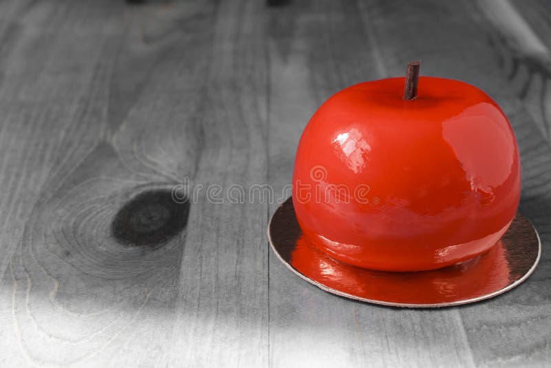 Φωτεινό κόκκινο κέικ υπό μορφή Apple σε μια γραπτή κινηματογράφηση σε πρώτο πλάνο υποβάθρου στοκ φωτογραφία με δικαίωμα ελεύθερης χρήσης Φωτεινό κόκκινο κέικ υπό μορφή Apple σε μια γραπτή κινηματογράφηση σε πρώτο πλάνο υποβάθρου στοκ φωτογραφία με δικαίωμα ελεύθερης χρήσης