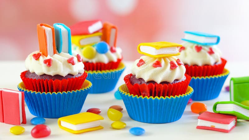Φωτεινός ζωηρόχρωμος πίσω στο σχολικό θέμα cupcakes στοκ φωτογραφίες με δικαίωμα ελεύθερης χρήσης