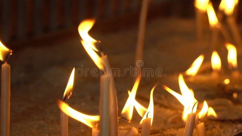 φωτιά των κεριών σε μια εκκλησία σε αργή κίνηση