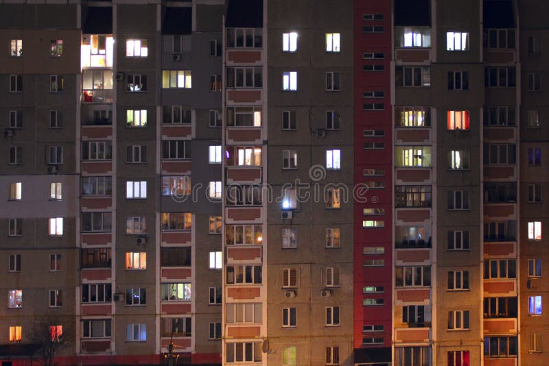 φωτισμένα παράθυρα σε νυκτερινό κτίριο highrise. μοντέρνο σπίτι τη νύχτα στοκ εικόνες με δικαίωμα ελεύθερης χρήσης