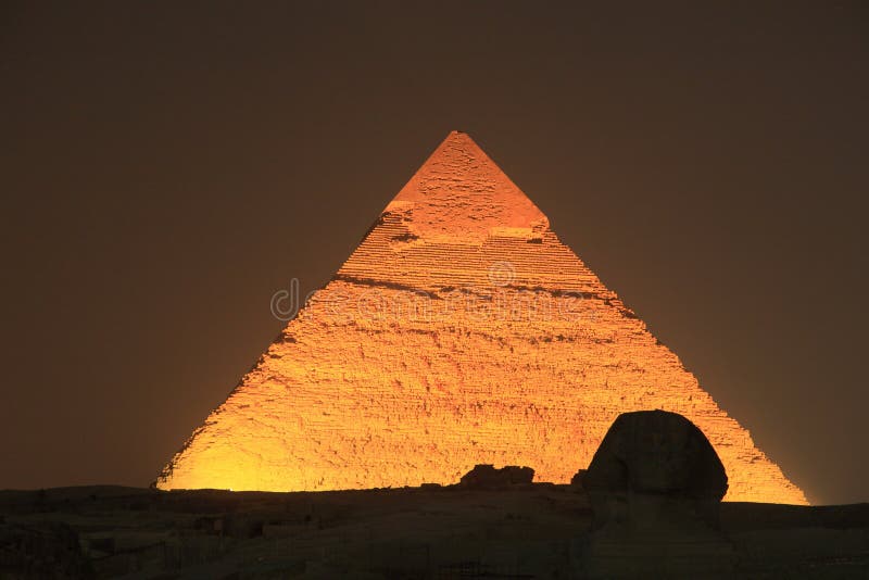 φωτισμένη giza πυραμίδα της Αι&ga στοκ εικόνες φωτισμένη giza πυραμίδα της Αι&ga στοκ εικόνες