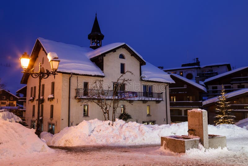 Φωτισμένη οδός Megeve στη Παραμονή Χριστουγέννων στοκ εικόνα