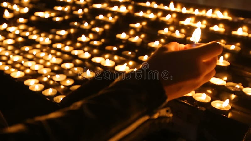 Φωτισμός γυναικών γύρω από τα κεριά στην εκκλησία, τη θρησκεία και την πίστη, πνευματικότητα