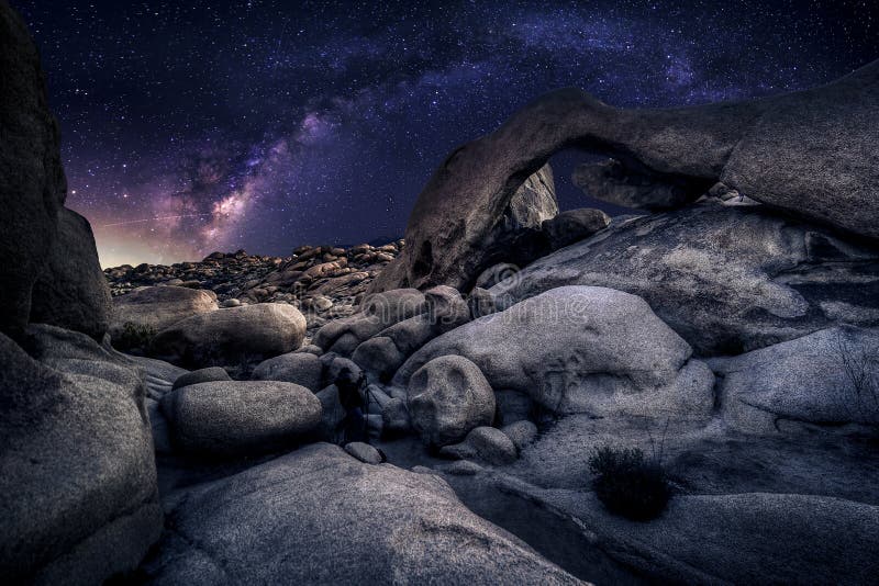 Φωτογράφος Astro στην έρημο και την άποψη του γαλακτώδους γαλαξία τρόπων στοκ εικόνες με δικαίωμα ελεύθερης χρήσης Φωτογράφος Astro στην έρημο και την άποψη του γαλακτώδους γαλαξία τρόπων στοκ εικόνες με δικαίωμα ελεύθερης χρήσης