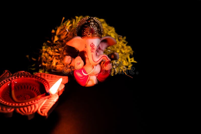 Φωτογραφία από όμορφο άγαλμα ganesha με λάμπα από άργιλο που λάμπει σε μαύρο φόντο έννοια πίστης στοκ εικόνες