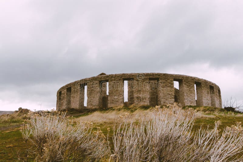 φωτογραφία ενός θαυμάσιου μνημείου maryhill stonehenge στην ουάσιγκτον στοκ φωτογραφία