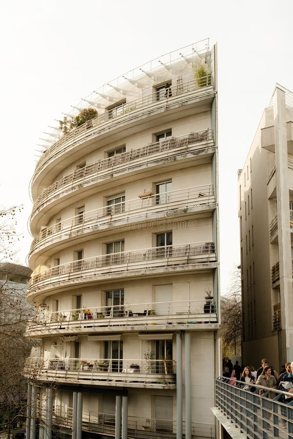 φωτογραφία ενός κτιρίου με μοναδικό στυλ στα λευκά με μπαλκόνια στοκ φωτογραφίες με δικαίωμα ελεύθερης χρήσης