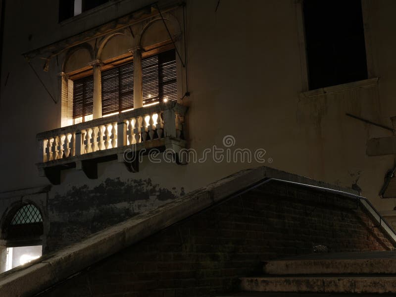 Φωτογραφία ενός μπαλκόνι πάνω από μια γέφυρα στη Βενετία. Βενετία στοκ εικόνα με δικαίωμα ελεύθερης χρήσης