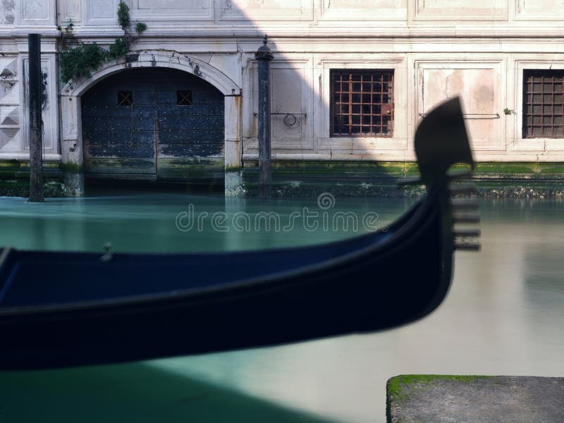 Φωτογραφία μακράς έκθεσης του Gondola αγκυροβολημένου στο κανάλι. Λεπτομέρειες. Βενετία στοκ εικόνες