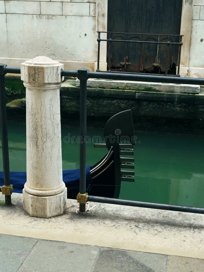 Φωτογραφία μακράς έκθεσης του Gondola αγκυροβολημένου στο κανάλι. Λεπτομέρειες. Βενετία στοκ εικόνα