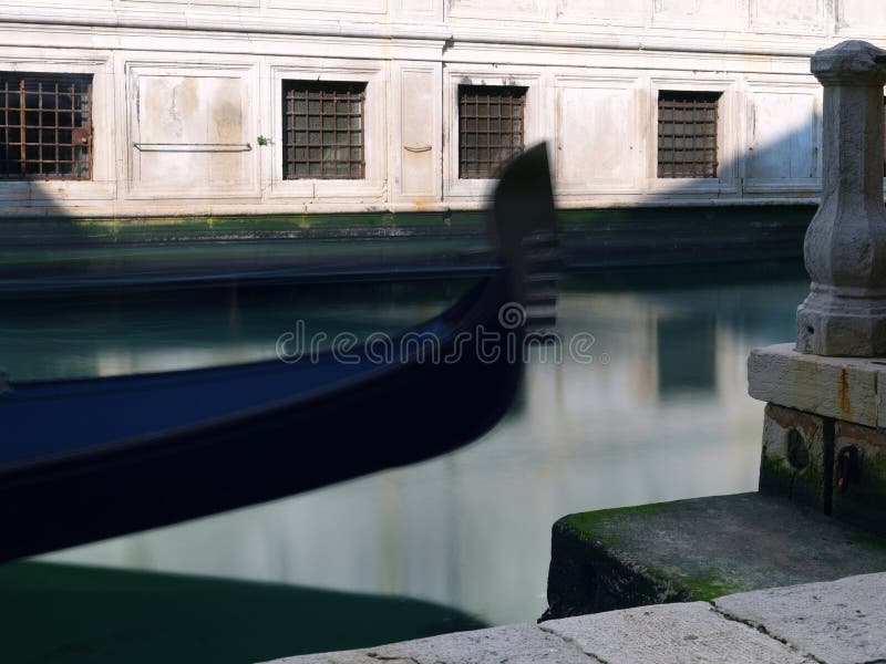 Φωτογραφία μακράς έκθεσης του Gondola αγκυροβολημένου στο κανάλι. Λεπτομέρειες. Βενετία στοκ φωτογραφία με δικαίωμα ελεύθερης χρήσης