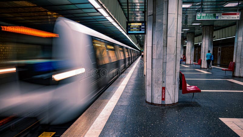 φωτογραφία μακράς έκθεσης του μετρό στο βουκουρέστι ρουμανία στοκ εικόνες