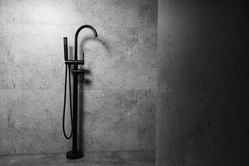 φωτογραφία μαύρων βρύων για λουτρά στο φόντο γκρίζων τοίχων μπάνιου. στοκ εικόνες