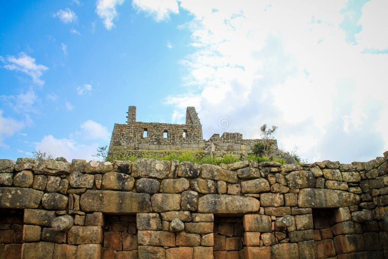φωτογραφία με χαμηλή γωνία ενός από τα stonework από machu picchu στο cusco peru στοκ φωτογραφία