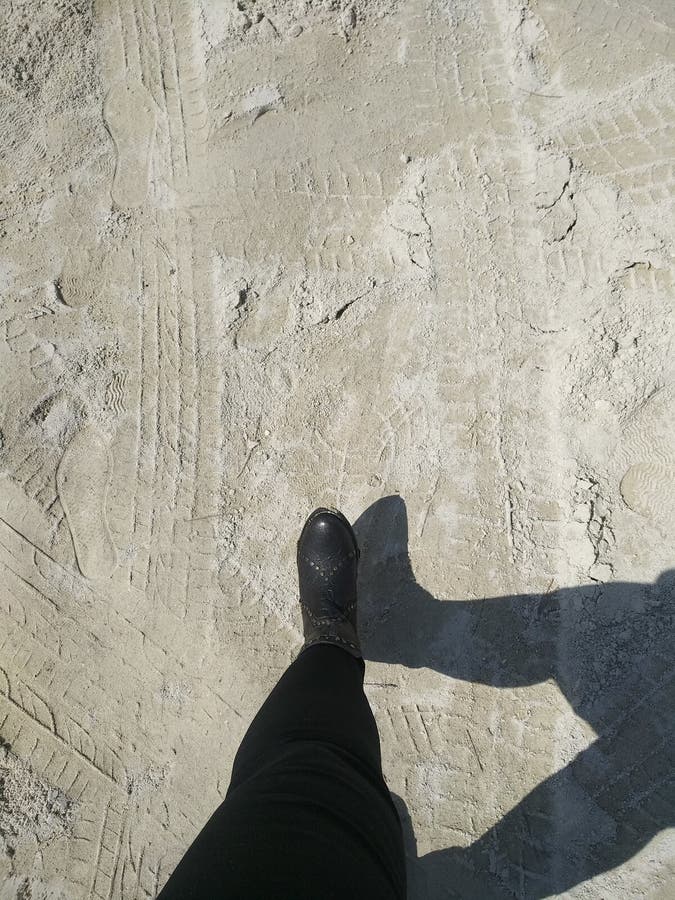 φωτογραφία μιας γυναίκας να φοράει δερμάτινο τακούνι στοκ εικόνες