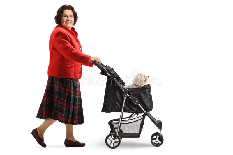 φωτογραφία πλήρους μήκους μιας ηλικιωμένης γυναίκας που περπατάει με ένα καροτσάκι σκύλου και κοιτάζει την κάμερα