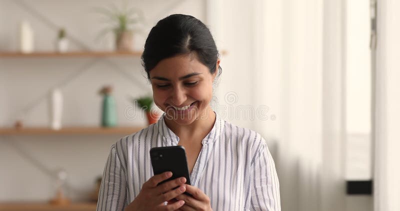 φωτογραφία πορτραίτο χαρούμενη ινδή κρατά smartphone χαμογελαστά sms απόθεμα βίντεο
