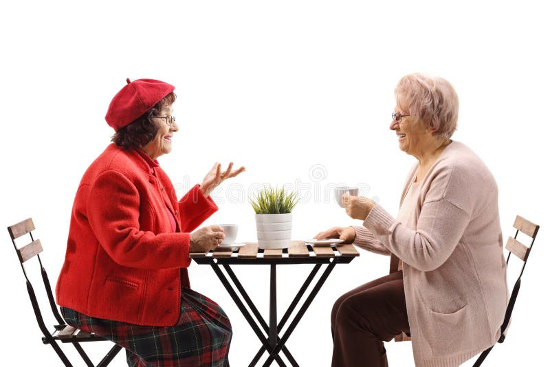 φωτογραφία προφίλ δύο ανώτερων γυναικών που πίνουν καφέ και μιλάνε