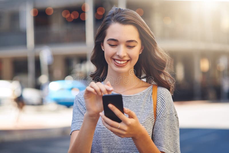 φωτογραφία πόλης και γυναίκα με smartphone για κύλιση στα μέσα κοινωνικής δικτύωσης και δικτύωση με διαδικτυακή επαφή. εξωτερική α στοκ φωτογραφία