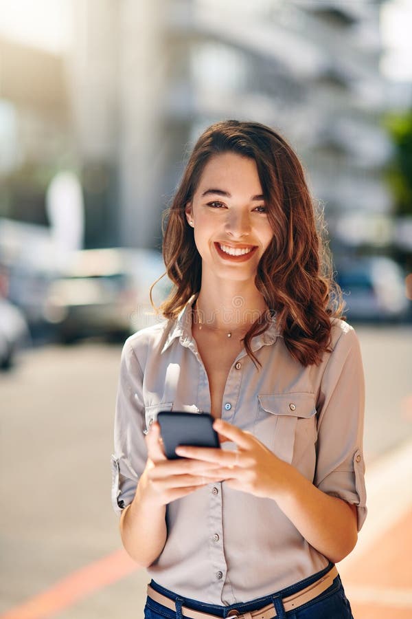 φωτογραφία πόλης και γυναίκα με smartphone για μήνυμα κειμένου συνομιλίας και δικτύωση με ηλεκτρονική επαφή. γυναίκα στοκ εικόνες
