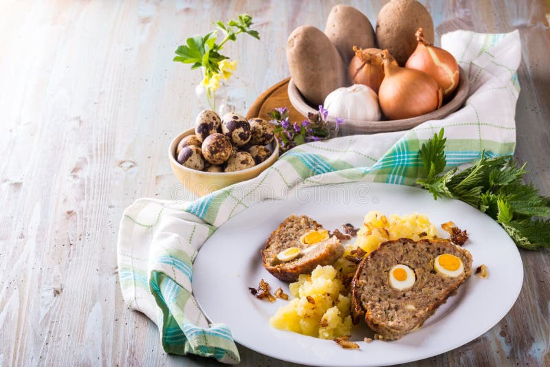 Φωτογραφία σπιτικό meatloaf με τα μικρά αυγά ορτυκιών και άλλα συστατικά στοκ φωτογραφίες με δικαίωμα ελεύθερης χρήσης Φωτογραφία σπιτικό meatloaf με τα μικρά αυγά ορτυκιών και άλλα συστατικά στοκ φωτογραφίες με δικαίωμα ελεύθερης χρήσης