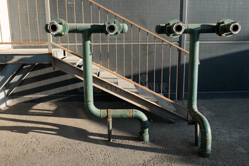 φωτογραφία της ομάδας των οικολογικών πυροσβεστικών κρουνών κοντά στο κτίριο στοκ εικόνες