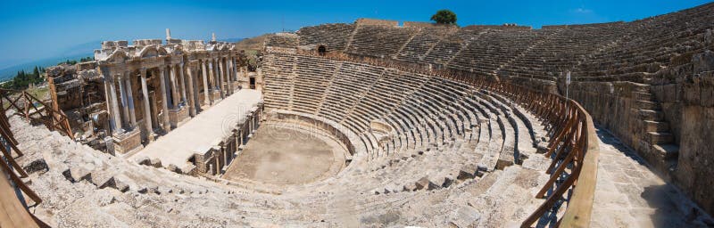 Φωτογραφία του αρχαίου θεάτρου στην πόλη Hierapolis στοκ εικόνα Φωτογραφία του αρχαίου θεάτρου στην πόλη Hierapolis στοκ εικόνα