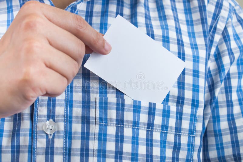 Φωτογραφίες από κοντινό πλάνο νεαρών επιχειρηματιών που διαλέγουν επαγγελματικές κάρτες από μπλε φανελάκι στοκ εικόνες με δικαίωμα ελεύθερης χρήσης