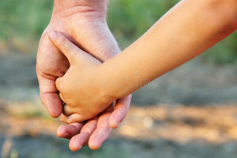 Φύση χεριών γιων οικογενειακών πατέρων και παιδιών υπαίθρια στοκ εικόνα Φύση χεριών γιων οικογενειακών πατέρων και παιδιών υπαίθρια στοκ εικόνα
