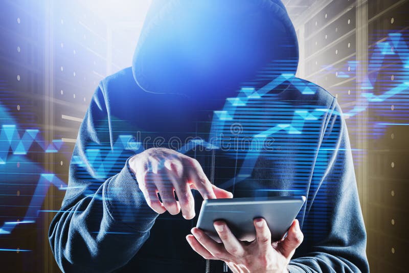 Χάκερ με tablet στο κέντρο δεδομένων στοκ εικόνα Χάκερ με tablet στο κέντρο δεδομένων στοκ εικόνα