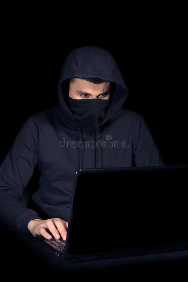 Χάκερ με το lap-top που αρχίζει cyber την επίθεση, στο Μαύρο στοκ φωτογραφίες με δικαίωμα ελεύθερης χρήσης Χάκερ με το lap-top που αρχίζει cyber την επίθεση, στο Μαύρο στοκ φωτογραφίες με δικαίωμα ελεύθερης χρήσης
