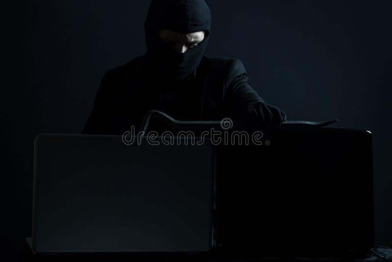 0 χάκερ υπολογιστών στα stealing στοιχεία κοστουμιών από το lap-top με cro στοκ εικόνα 0 χάκερ υπολογιστών στα stealing στοιχεία κοστουμιών από το lap-top με cro στοκ εικόνα