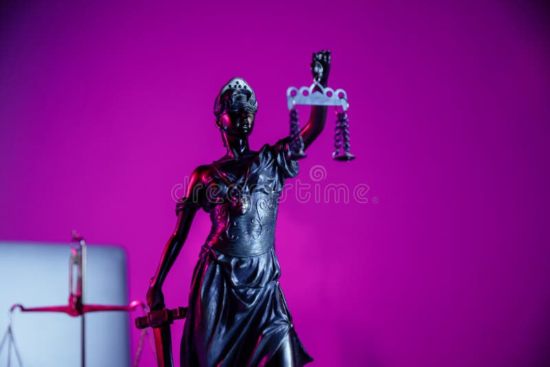 χάλκινο άγαλμα κυρία δικαιοσύνη κλίμακες και σπαθί στο συμβολαιογραφικό γραφείο σε μοβ φόντο στοκ εικόνα