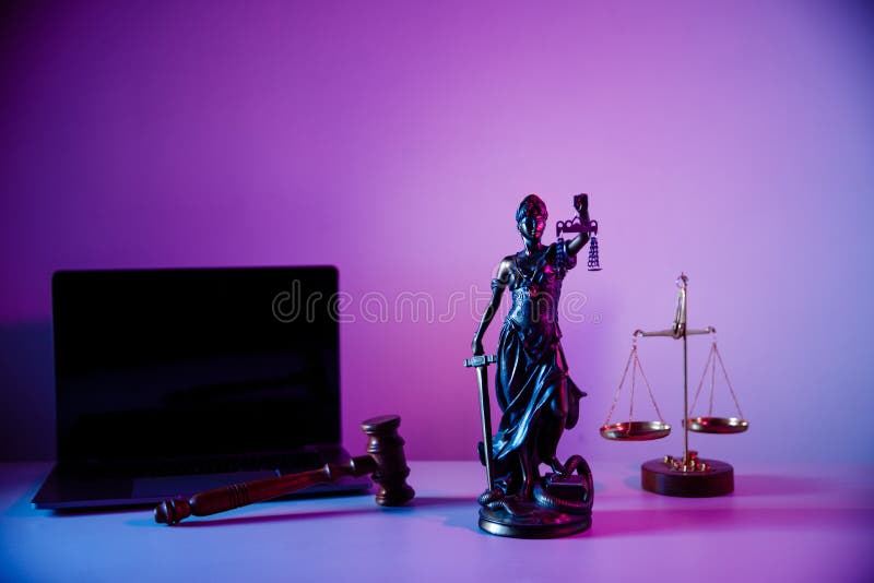 χάλκινο άγαλμα κυρία δικαιοσύνη με σφυρί και φορητό υπολογιστή σε συμβολαιογραφικό γραφείο στοκ εικόνα