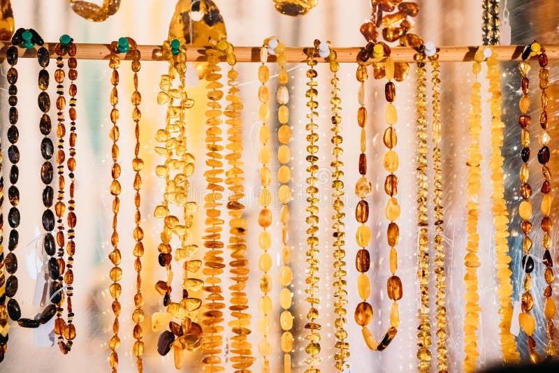 Χάντρες φιαγμένες από Amber Κοσμήματα φιαγμένα από Amber Παραδοσιακά αναμνηστικά στοκ φωτογραφίες