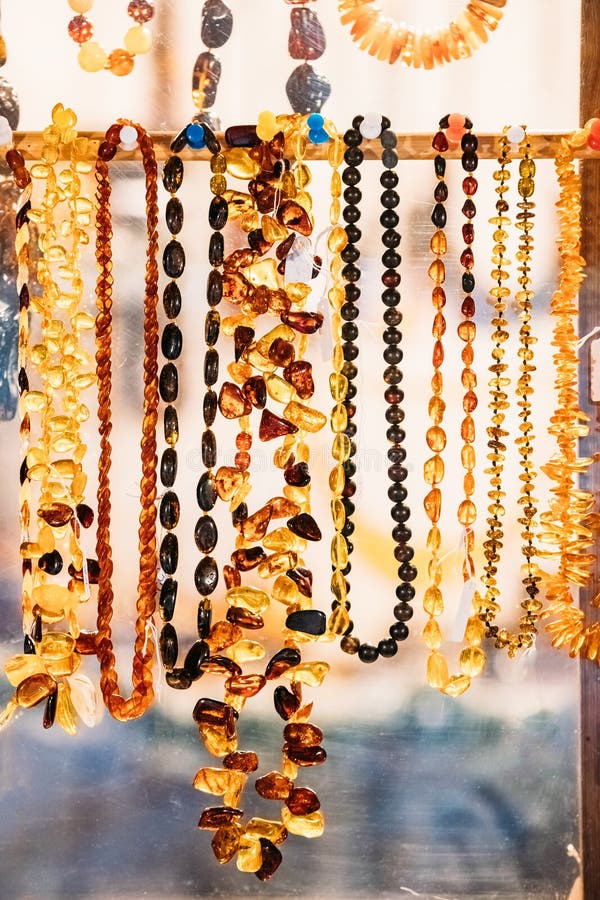 Χάντρες φιαγμένες από Amber Κοσμήματα φιαγμένα από Amber Παραδοσιακό Souven στοκ εικόνες με δικαίωμα ελεύθερης χρήσης