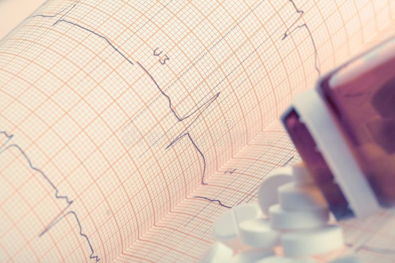 Χάπια σε χαρτί ECG, έννοια της καρδιάς και των ασθενειών σκαφών στοκ φωτογραφία με δικαίωμα ελεύθερης χρήσης