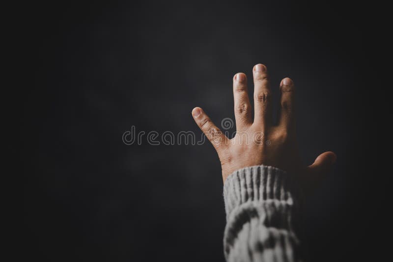 χέρι ατόμου προσευχής σε μαύρο φόντο. καθολική γυναίκα προσεύχεται στο θεό στο σκοτάδι στην εκκλησία. κορίτσι πιστεύει και πιστεύε στοκ φωτογραφία με δικαίωμα ελεύθερης χρήσης