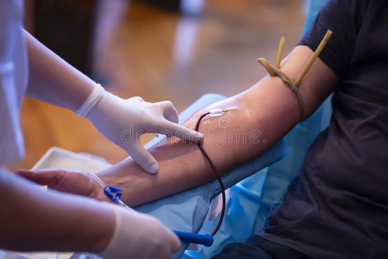 Χέρι δωρεάς αίματος Χέρια νοσοκόμων στοκ φωτογραφία με δικαίωμα ελεύθερης χρήσης Χέρι δωρεάς αίματος Χέρια νοσοκόμων στοκ φωτογραφία με δικαίωμα ελεύθερης χρήσης