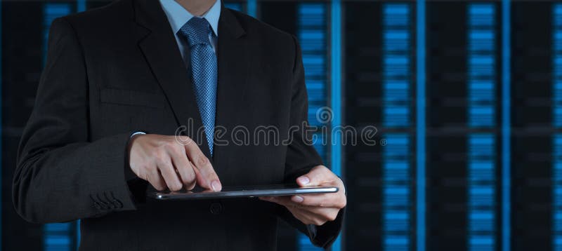 Χέρι επιχειρηματιών που χρησιμοποιεί τον υπολογιστή ταμπλετών και το δωμάτιο κεντρικών υπολογιστών στοκ εικόνες
