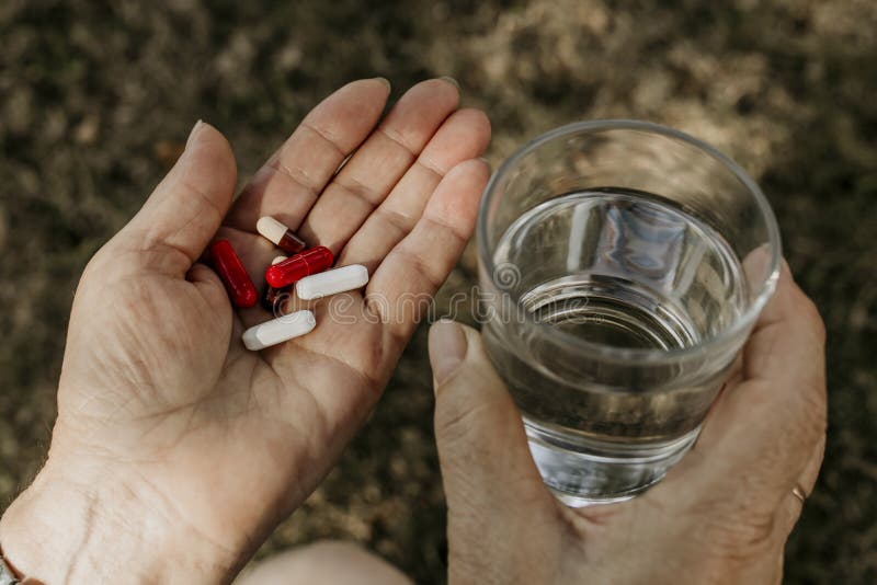 Χέρι ηλικιωμένων γυναικών με τα χάπια στοκ φωτογραφίες με δικαίωμα ελεύθερης χρήσης Χέρι ηλικιωμένων γυναικών με τα χάπια στοκ φωτογραφίες με δικαίωμα ελεύθερης χρήσης