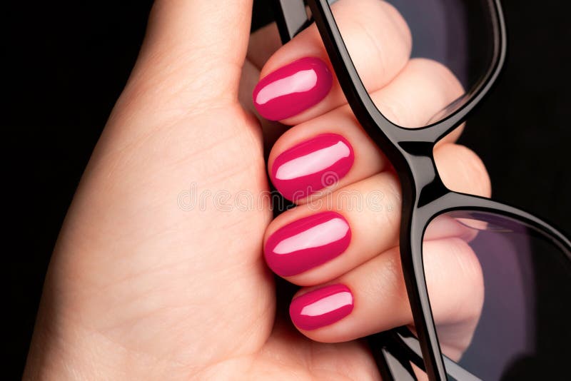 χέρι με viva magenta ροζ καρφιά και γυαλιά στοκ φωτογραφίες με δικαίωμα ελεύθερης χρήσης