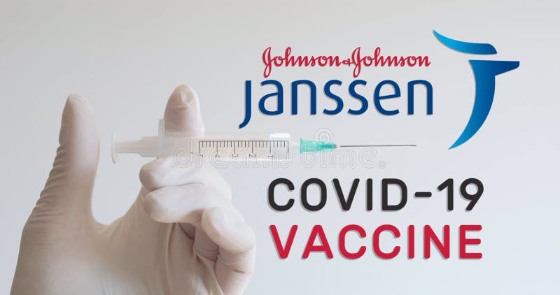 χέρι με γάντια σύριγγα δίπλα στους janssen johnson και johnson logos δύο από τις εταιρείες που αναπτύσσουν ένα εμβόλιο covid19